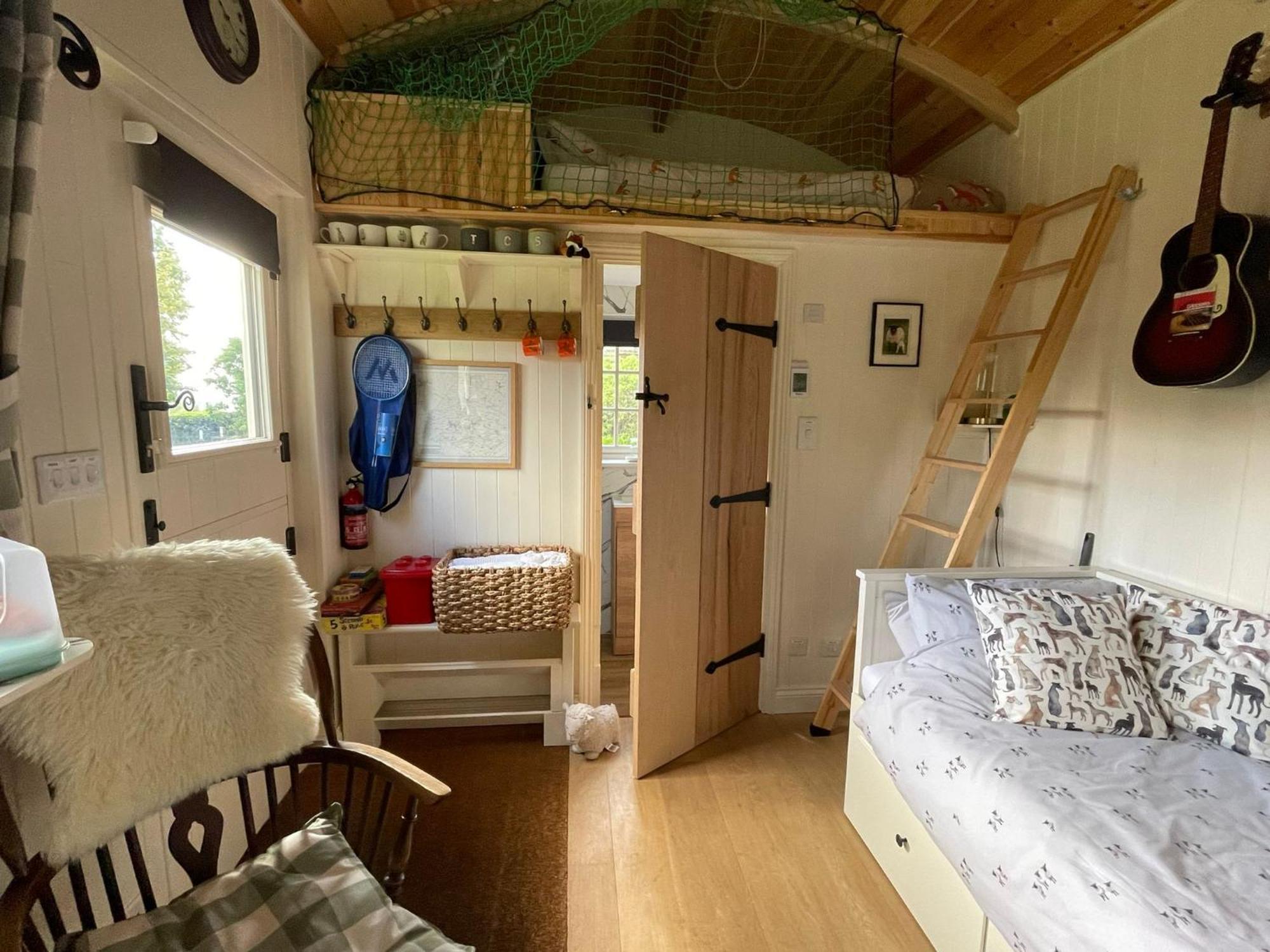Beautiful Shepherd'S Hut - Lois Weedon Weston  Kültér fotó